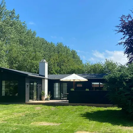 Modern Near And Town In Σπίτι διακοπών *