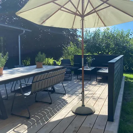 Modern Near And Town In Σπίτι διακοπών