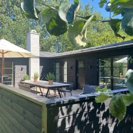 Σπίτι διακοπών Modern Near And Town In